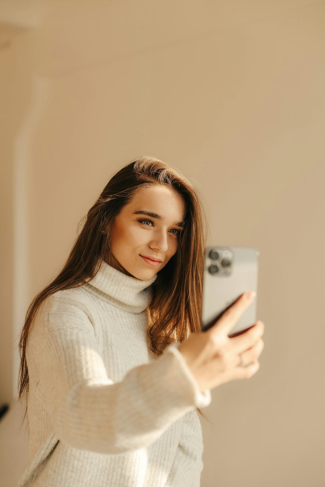 influencer posing with phone